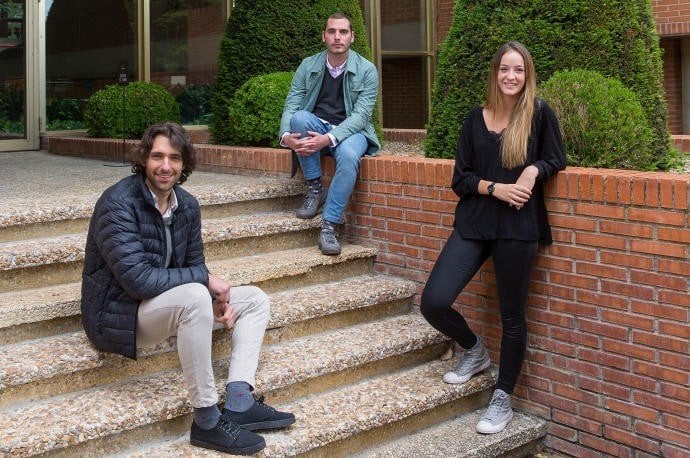 De izquierda a derecha, los arquitectos Fernando Iraburu, Yago Vaillo y Marta Ayesa. Foto: Universidad de Navarra.