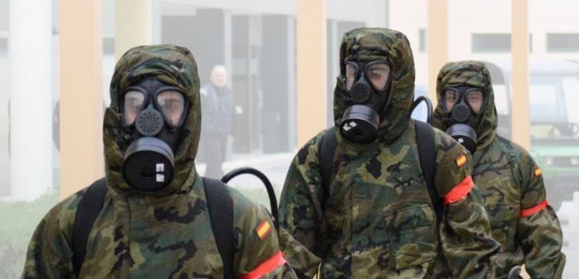 Militares con trajes NBQ en la Operación Balmis.