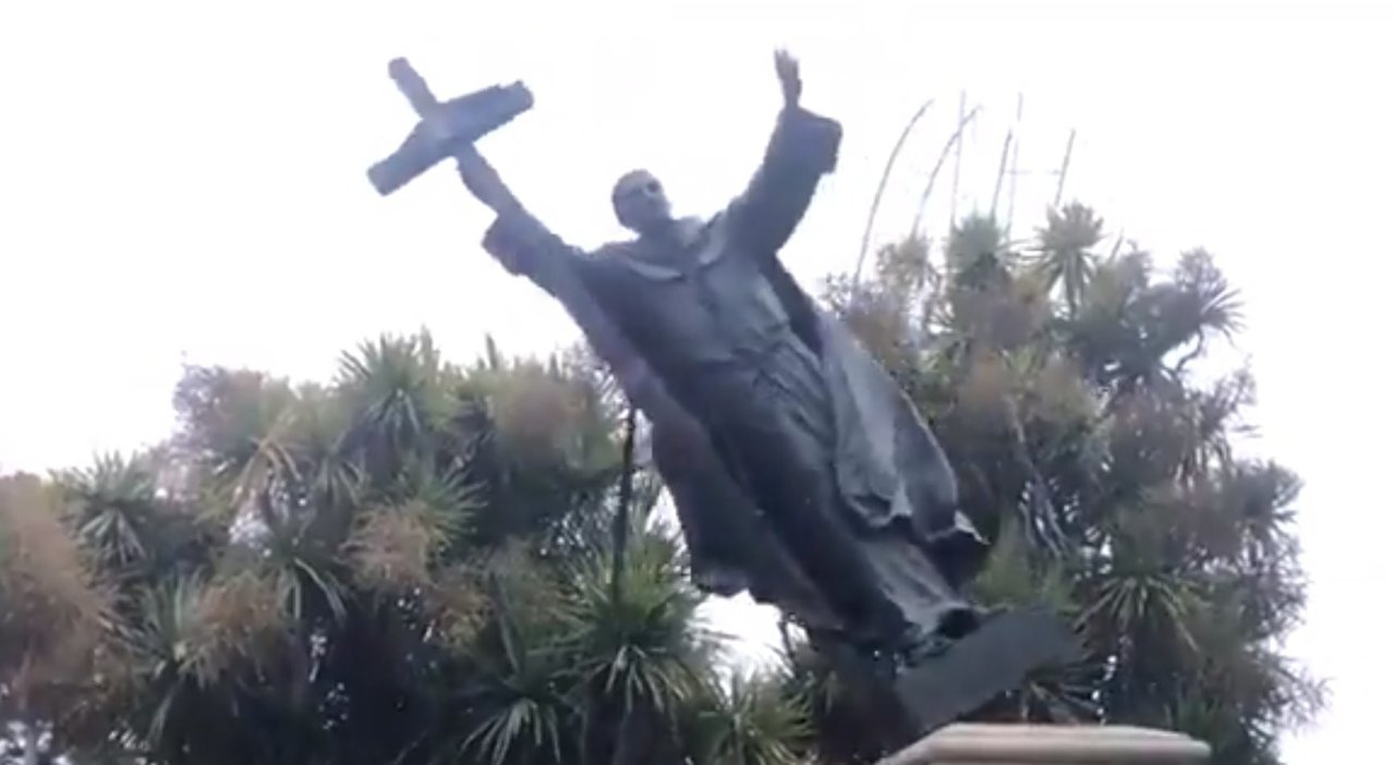 Derribo de la estatua de Fray Junípero Serra en San Francisco.