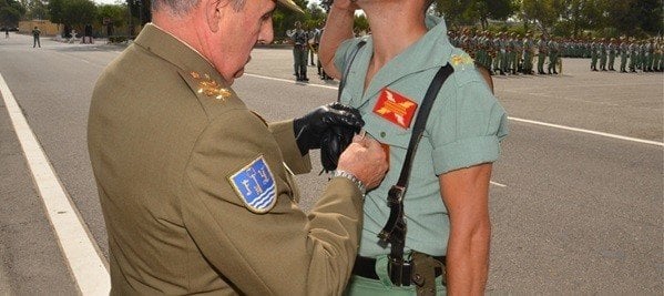 Un mando del Ejército impone una medalla a un legionario.