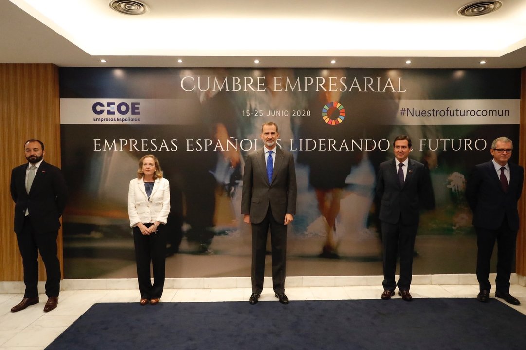 La ministra de Economía Nadia Calviño junto al Rey Felipe VI y el presidente de CEOE, Antonio Garamendi, en la clausura de la Cumbre empresarial