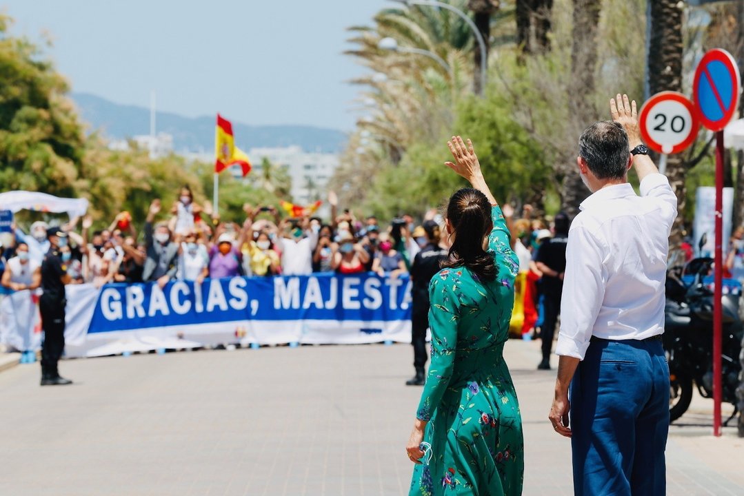 Los Reyes saludando a todas las personas congregadas en Palma de Mallorca, 25 de junio de 2020