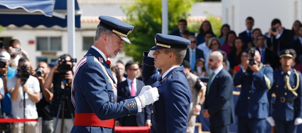 Felipe VI condecora al número uno de la Academia General del Aire en julio de 2019.