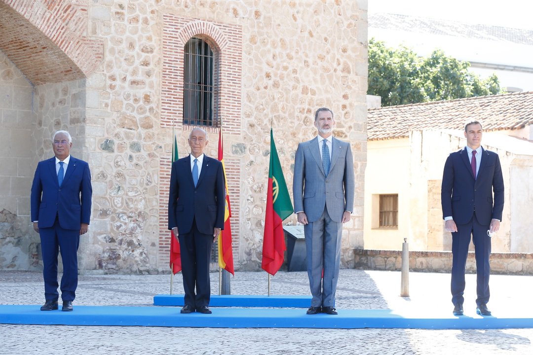 El Rey, el jefe del Gobierno, Pedro Sánchez; el presidente portugués, Marcelo Rebelo de Sousa, y el primer ministro luso, António Costa