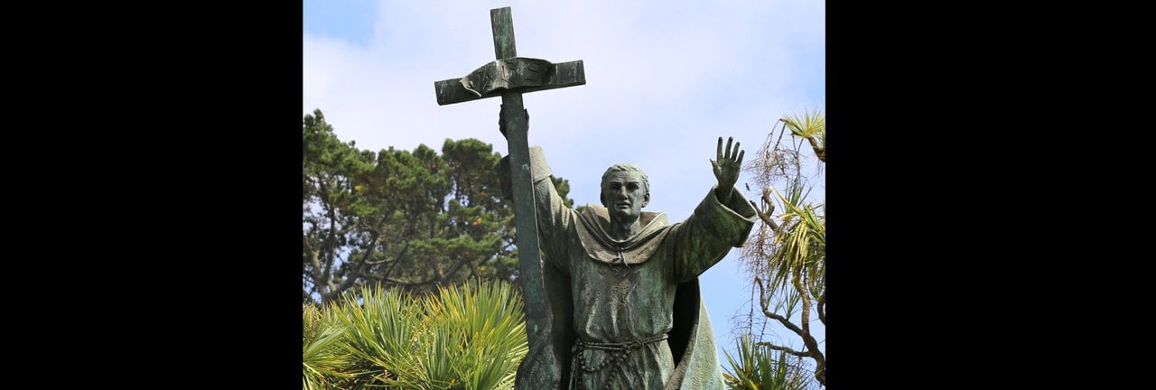 Estatua de Fray Junípero Serra en Los Ángeles, antes de ser derribada.