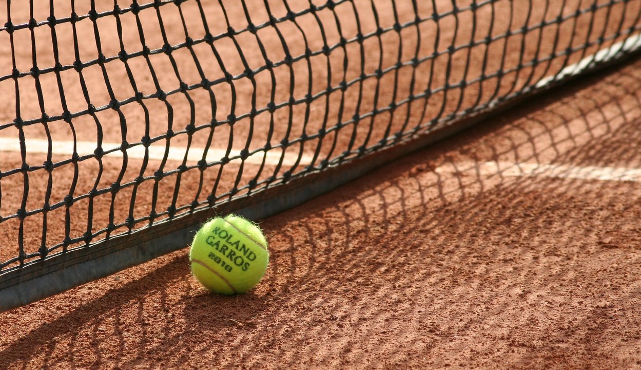 Detalle de una pelota homologada del trofeo Roland Garros