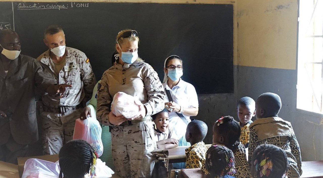 Militares españoles, en un colegio de Koulikoro (Mali).