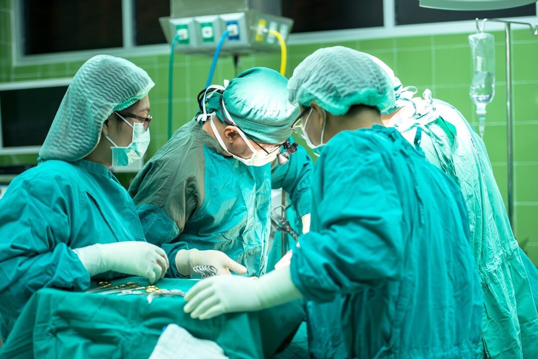 M&eacute;dicos en hospital. Europa Press