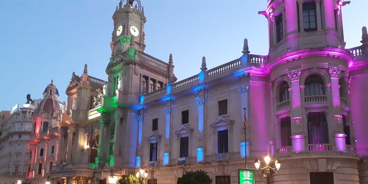 Los colores del Orgullo LGTBI, en la fachada del Ayuntamiento de Valencia.