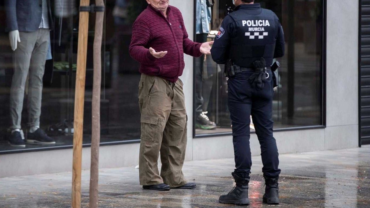 Un policía y un viandante en Murcia.