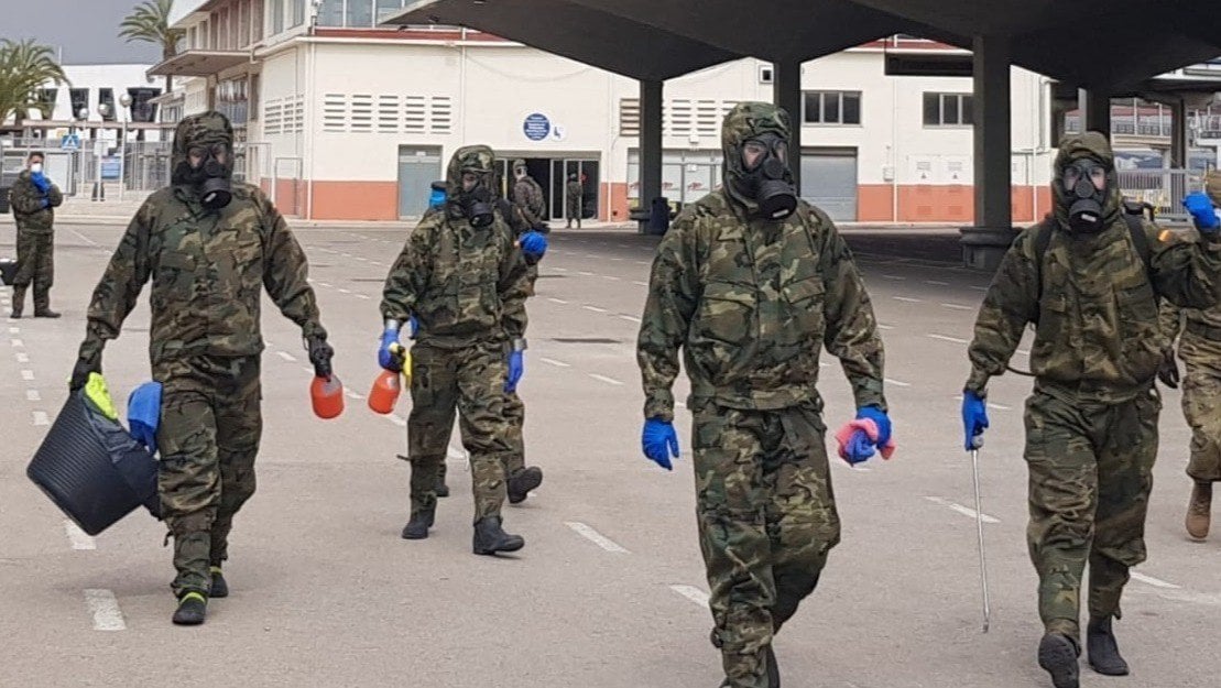 Militares con equipos de protección NBQ.