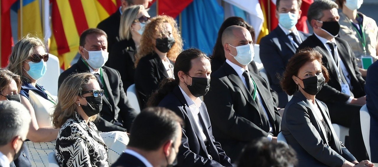 Pablo Iglesias, en el centro de la imagen, durante el homenaje a las víctimas del coronavirus.