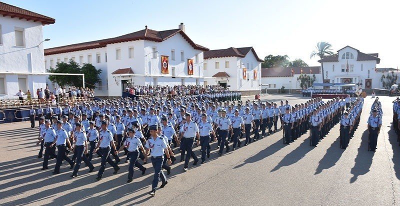 Alumnos del Centro Universitario de la Defensa en la Academia General del Aire.