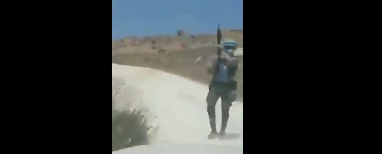 Un militar español dispara al aire en Wazzani (Líbano).
