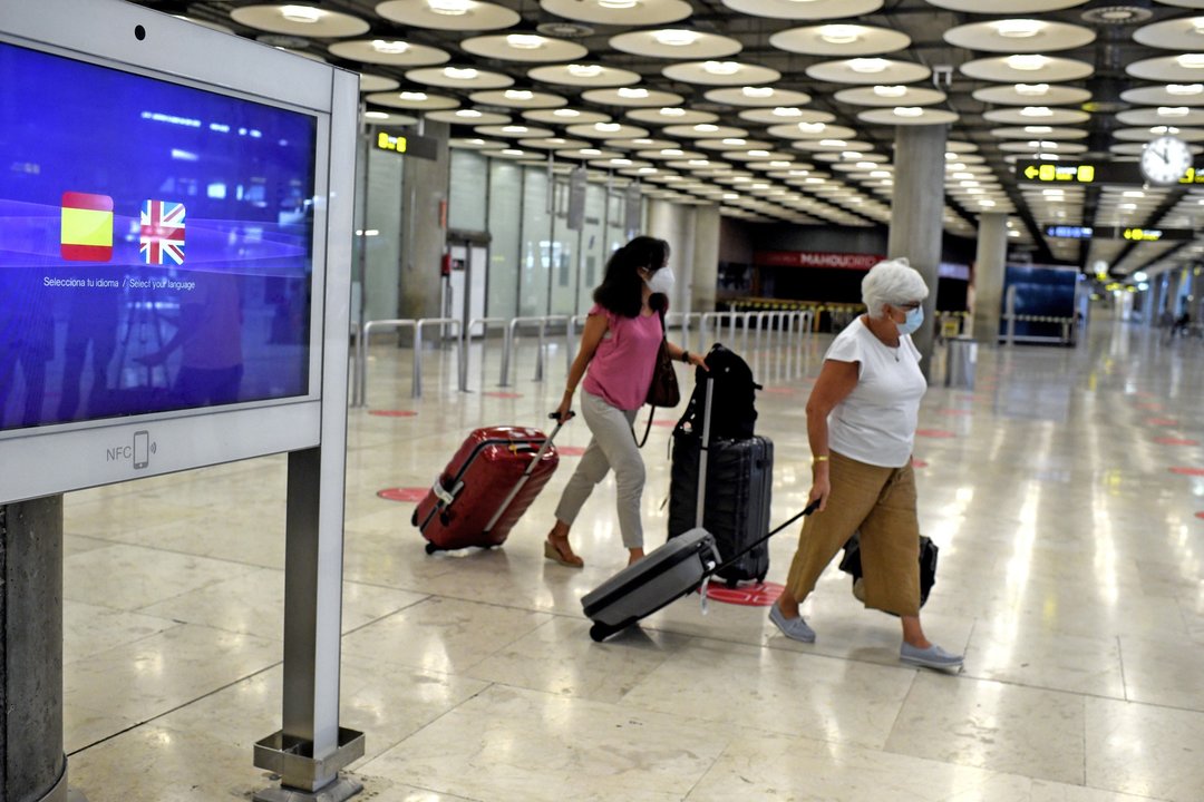 Dos pasajeras con maletas en la terminal T1 del Aeropuerto de Madrid-Barajas Adolfo Suárez, en Madrid (España).