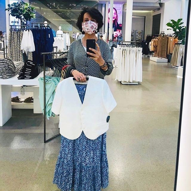 Ana Botín muestra un vestido en una tienda de Zara @ana_botin