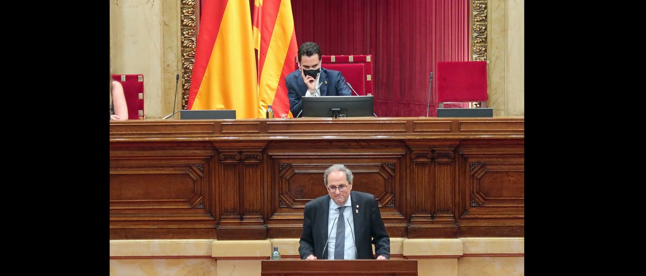 Quim Torra habla en el Parlament de Cataluña ante la mirada de Roger Torrent.