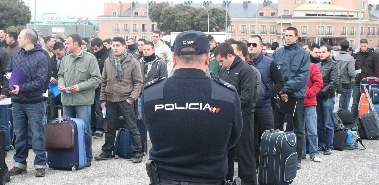 Alumnos esperan a la entrada de la Escuela Nacional de Policía, en Ávila.
