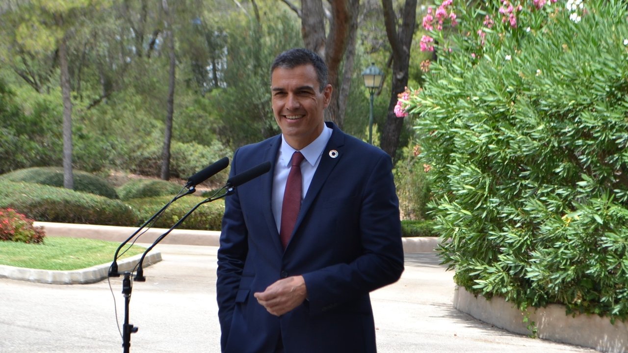 El presidente del Gobierno, Pedro Sánchez, en su comparecencia ante los medios tras despachar con el rey en el Palacio de Marivent.
