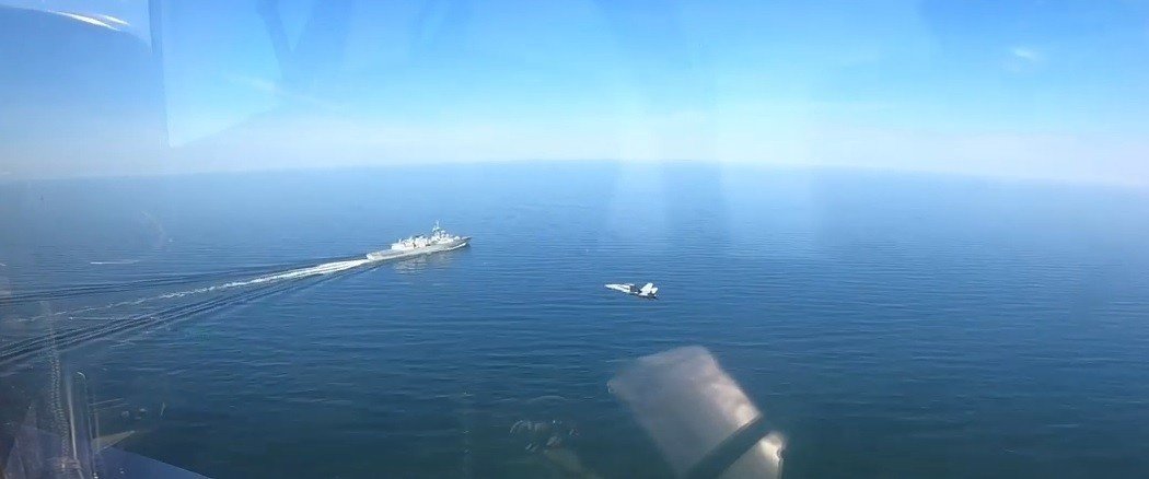 Un F-18 español sobrevuela un buque de la OTAN en el Mar Báltico.