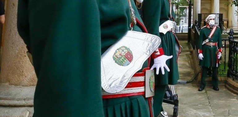 Escudo de los ertzainas en uniforme de gran gala.