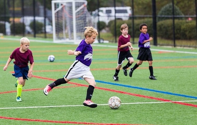 Niños jugando al fútbol con mascarilla?” Los pediatras lo desaconsejan