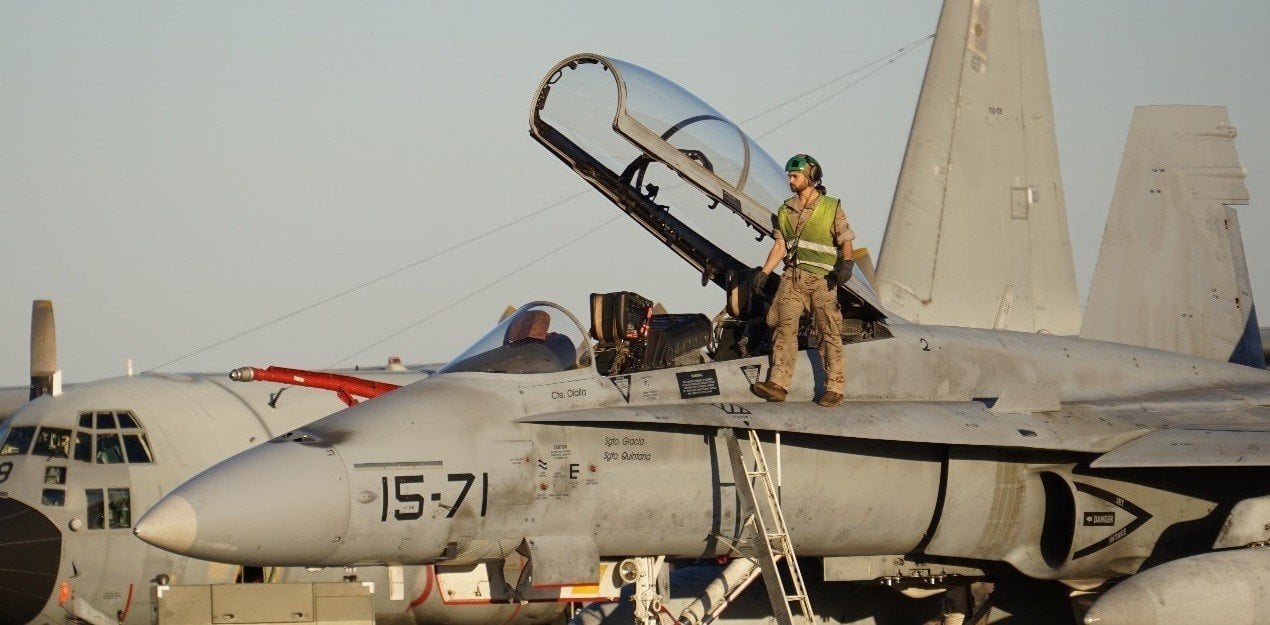 Un mecánico militar en un F-18 español.