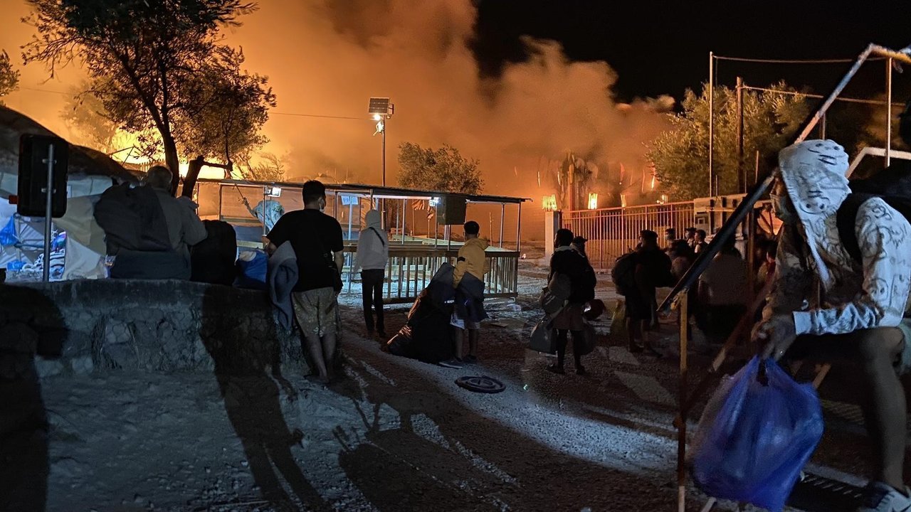 Incendio en el campamento de Lesbos.