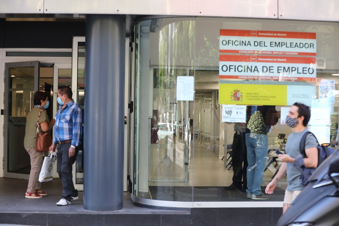 Personas en la puerta de una oficina de empleo de Madrid