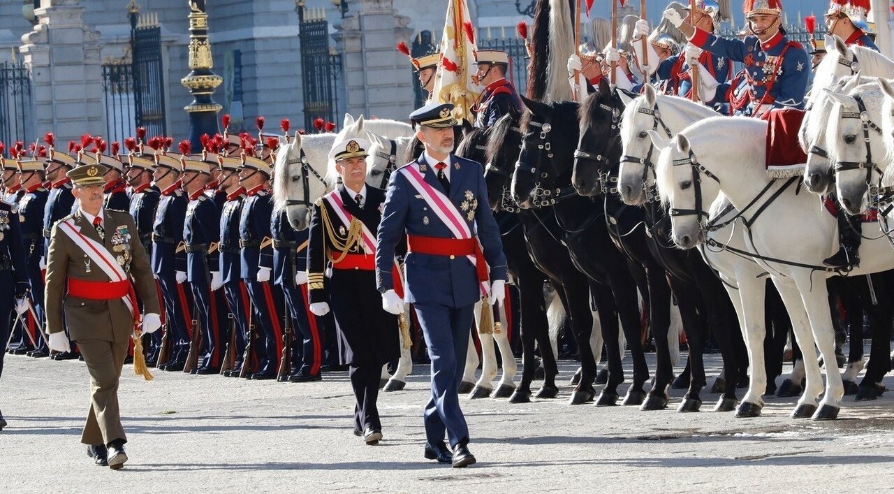 Felipe VI pasa revista a la Guardia Real en la Pascua Militar.