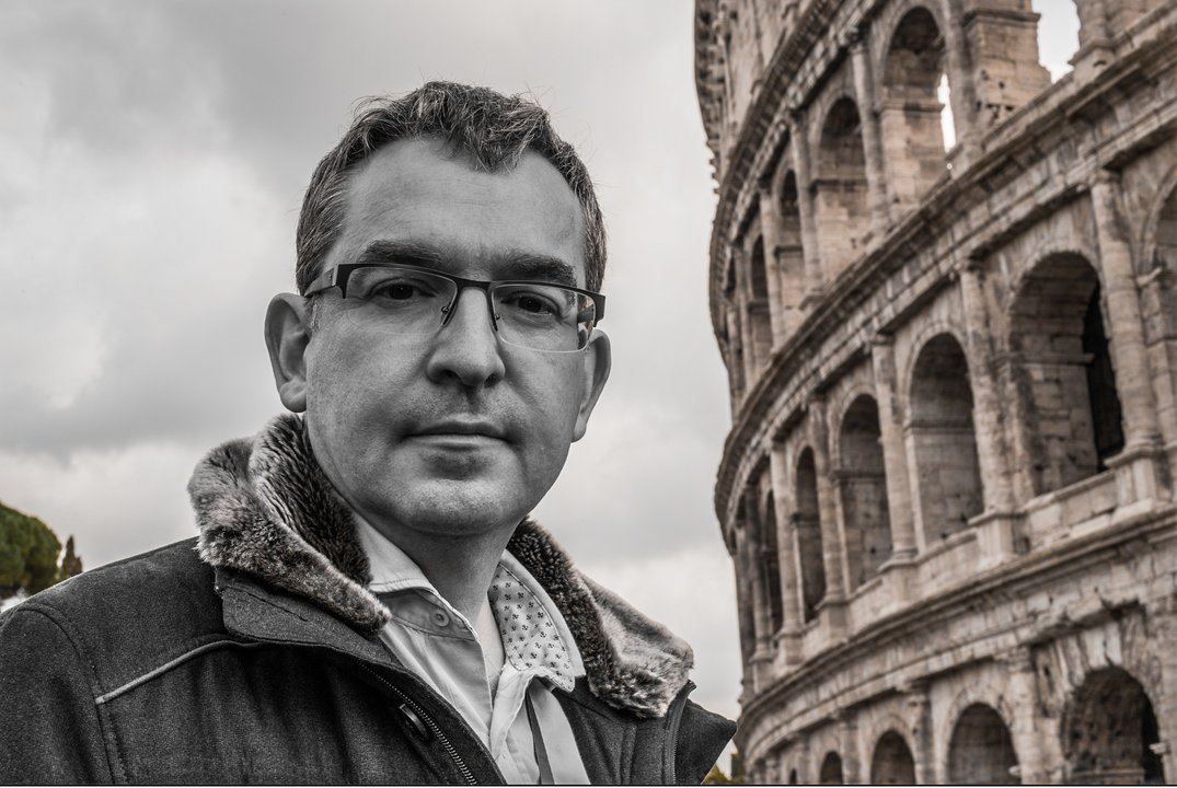 Santiago Posteguillo junto al Coliseo romano. Fotos originales: Carlos Ruiz.