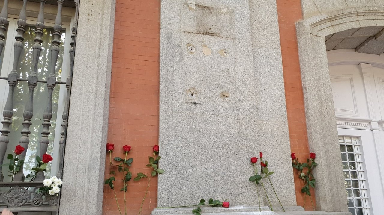 Rosas rojas colocadas por concejales del PSOE donde estaba la placa de Francisco Largo Caballero, en la Plaza de Chamberí de Madrid.