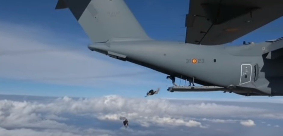Lanzamiento de paracaidistas españoles desde un A400-M.