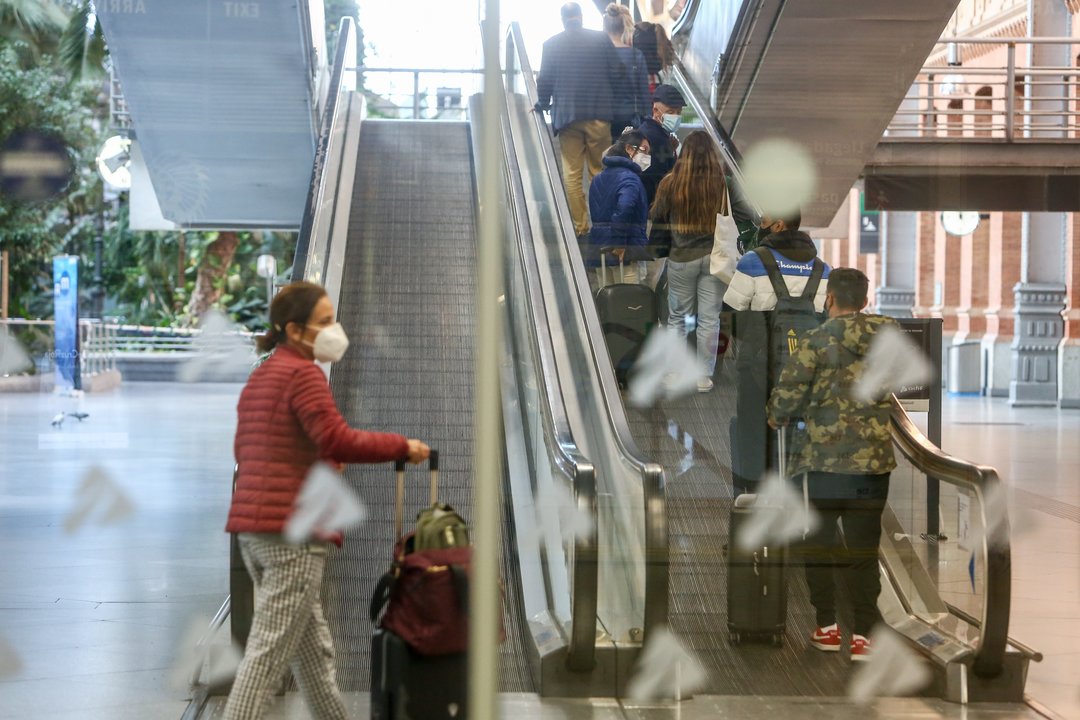 Pasajeros acceden a la rampa del AVE en la estación de tren Madrid-Puerta de Atocha, en Madrid (España), a 12 de octubre de 2020
