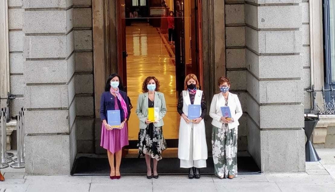 De izquierda a derecha: María José Gualda, María Jesús Montero, Inés Bardón y Pilar Paneque a las puertas del Congreso de los Diputa