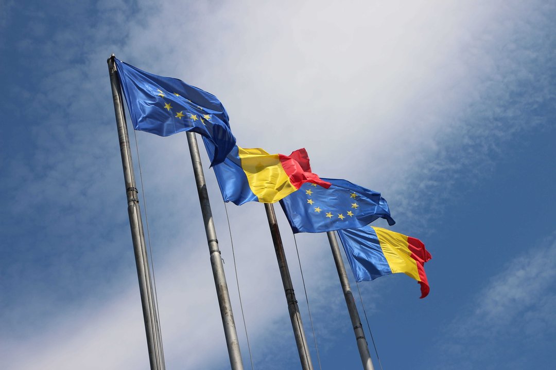 Banderas de Rumanía y de la Unión Europea