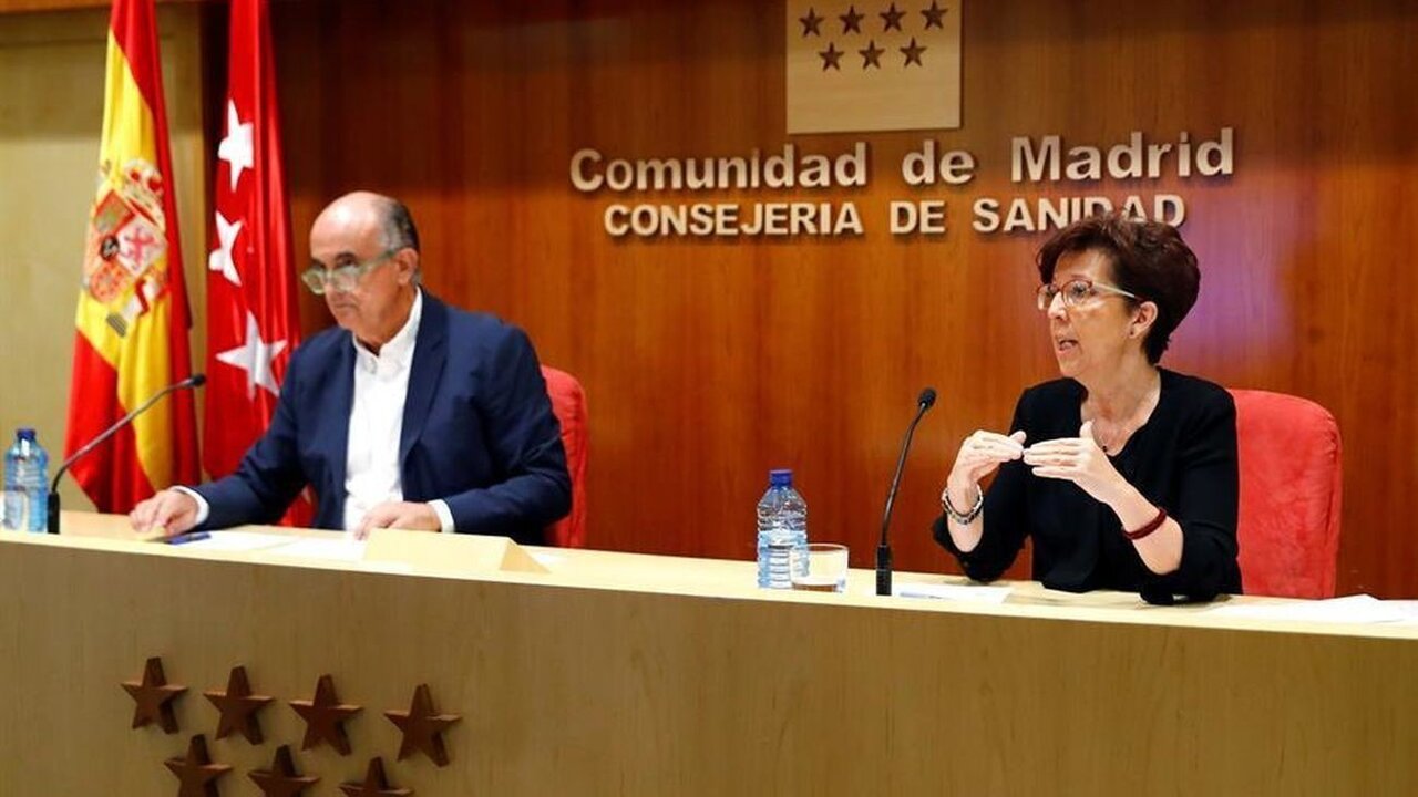 El viceconsejero de Sanidad, Antomio Zapatero, junto a Elena Andradas, directora de Salud P&uacute;blica