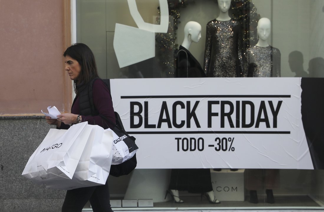SEVILLA, 29.11.19. Ciudadanos acuden a comprar durante las rebajas del Black Friday.
