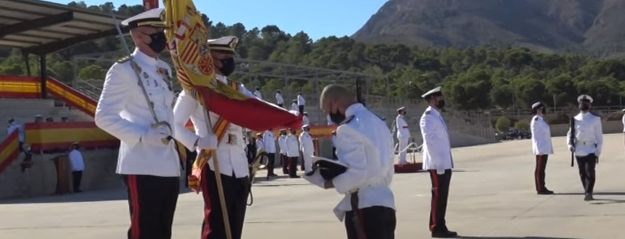 Jura sin besar la bandera en la 
Escuela de Infantería de Marina 'General Albacete Fuster'.