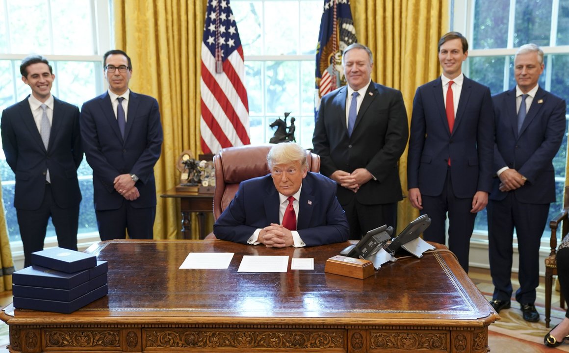 El presidente de Estados Unidos, Donald Trump, y el secretario de Estado, Mike Pompe, entre otros cargos de su Administración.