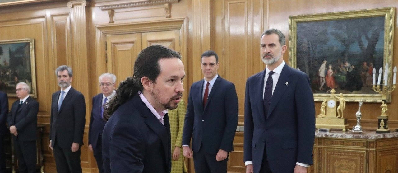 Pablo Iglesias promete el cargo ante Felipe VI y en presencia de Pedro Sánchez.