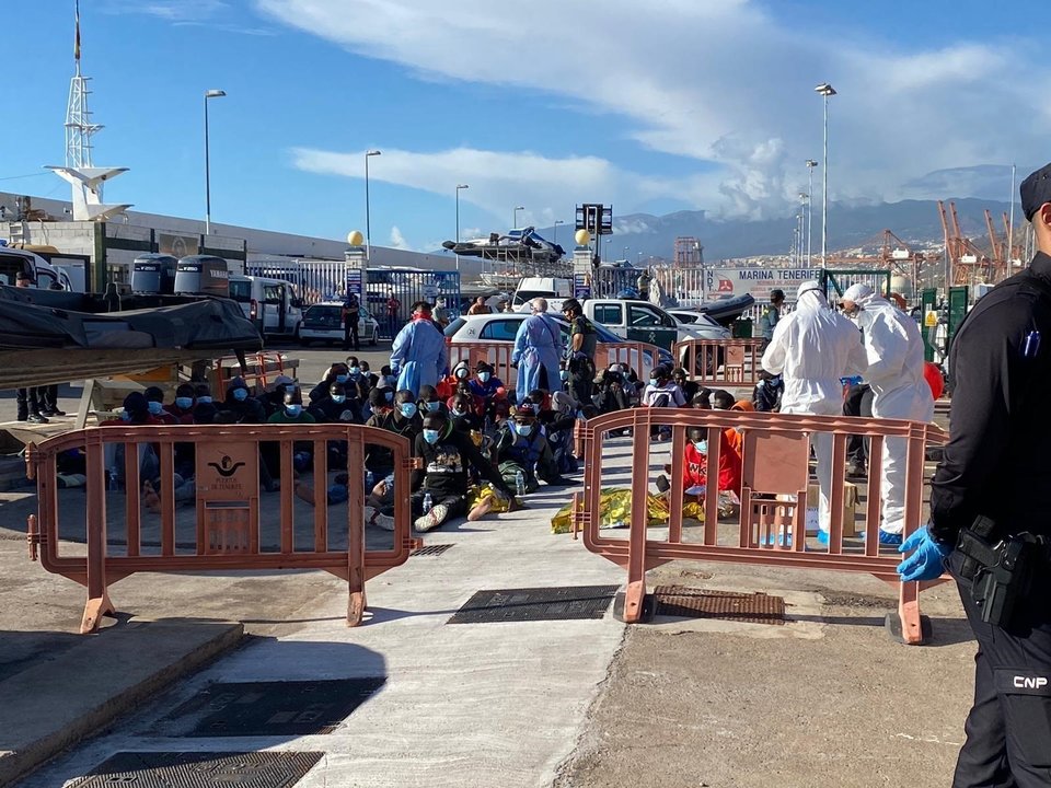Migrantes atendidos en el puerto de Santa Cruz de Tenerife