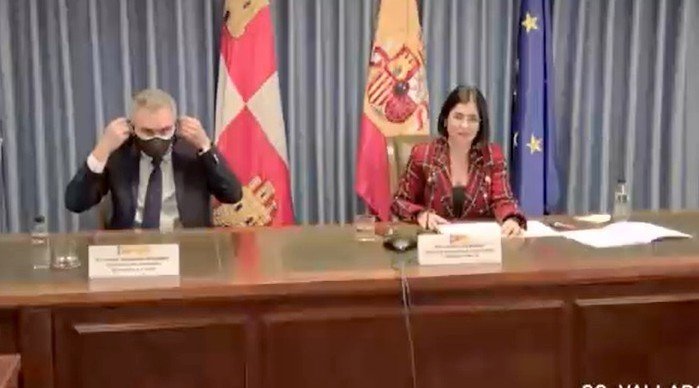 La ministra, Carolina Darias, y el delegado del Gobierno, Javier Izquierdo, durante su comparecencia ante los medios.