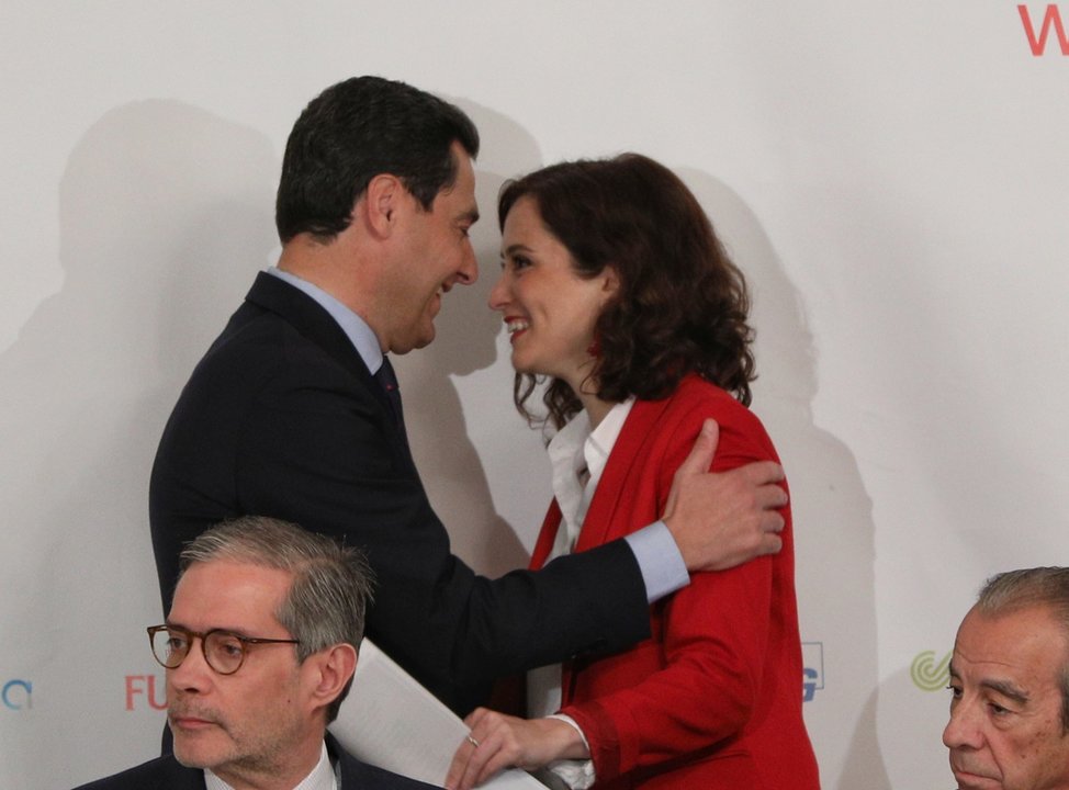 El presidente de la Junta de Andalucía, Juanma Moreno, y la candidata del PP a la Presidencia de la Comunidad de Madrid, Isabel Díaz Ayuso, en un desayuno informativo