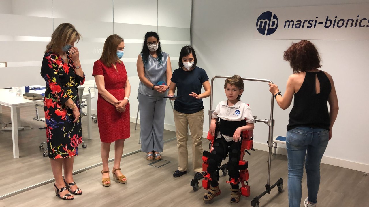 La vicepresidenta del Congreso, Ana Pastor, y la vicepresidenta de Transferencia del Conocimiento del CSIC, Angela Ribeiro, han visitado las instalaciones de Marsi-Bionics.