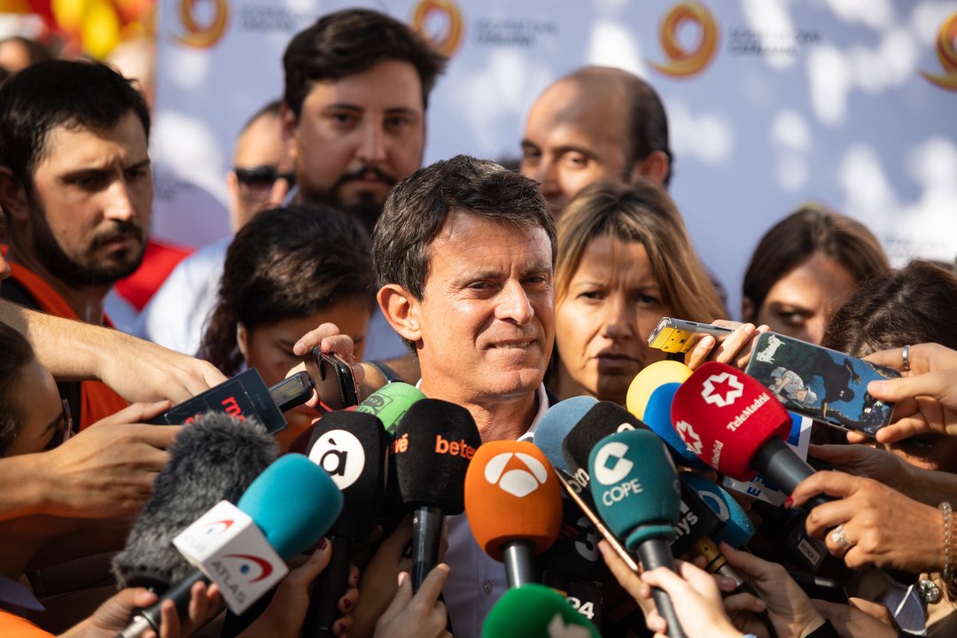 El concejal del Ayuntamiento de Barcelona y exprimer ministro francés, Manuel Valls, atiende a los medios de comunicación en la manifestación de Sociedad Civil Catalana