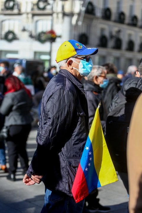 Asistente al acto en la Puerta del Sol de la Asamblea Nacional de Venezuela "Venezuela alza la voz contra Maduro", en Madrid (España), a 12 de diciembre de 2020.