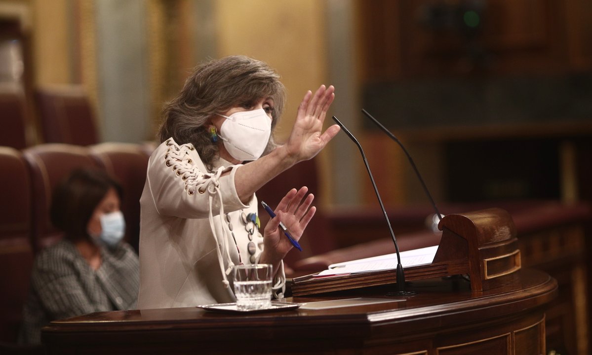 La exministra de Sanidad, Consumo y Bienestar Social María Luisa Carcedo interviene durante una sesión plenaria en el Congreso de los Diputados, en Madrid