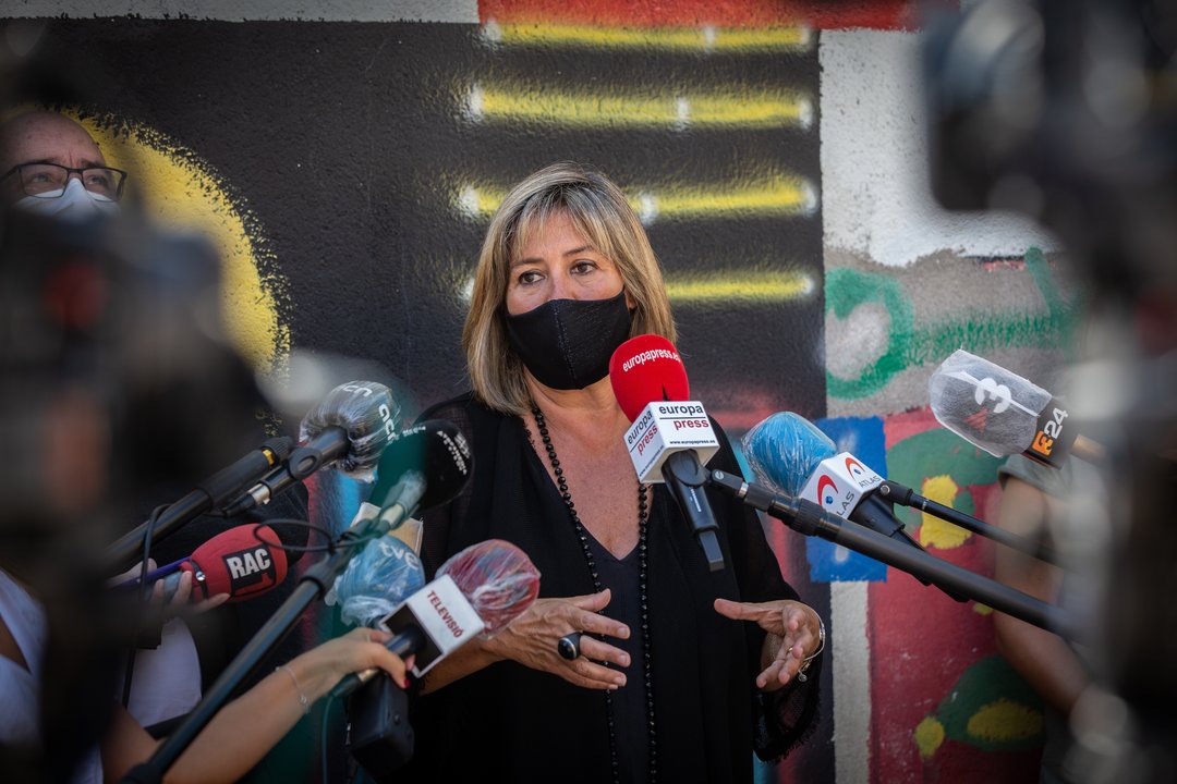 La alcaldesa de L'Hospitalet de Llobregat, Núria Marín, realiza declaraciones ante los medios de comunicación en la escuela Ruyra, en L'Hospitalet de Llobregat