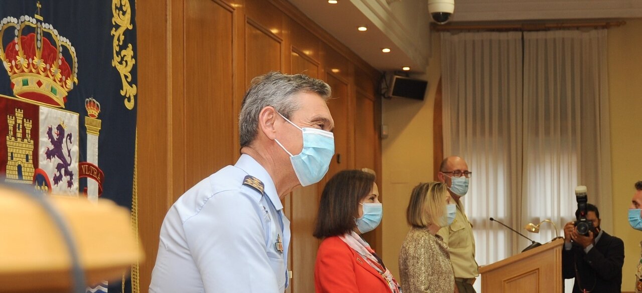 El Jefe del Estado Mayor de la Defensa, Miguel &Aacute;ngel Villarroya, al lado de Margarita Robles (en el centro).